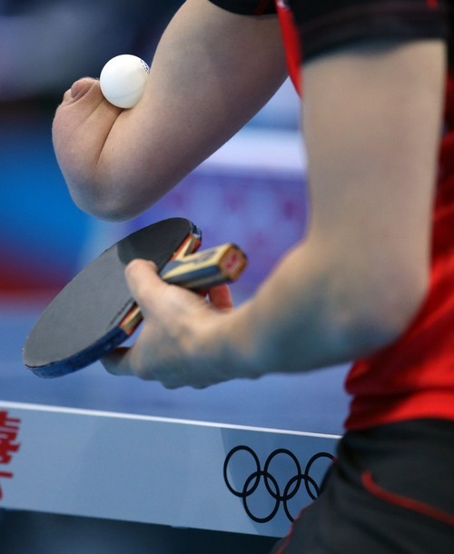 Khi giao bóng, Natalia Partyka phải dùng nếp gấp giữa khuỷu tay và một phần cánh tay phải để kẹp trái bóng.